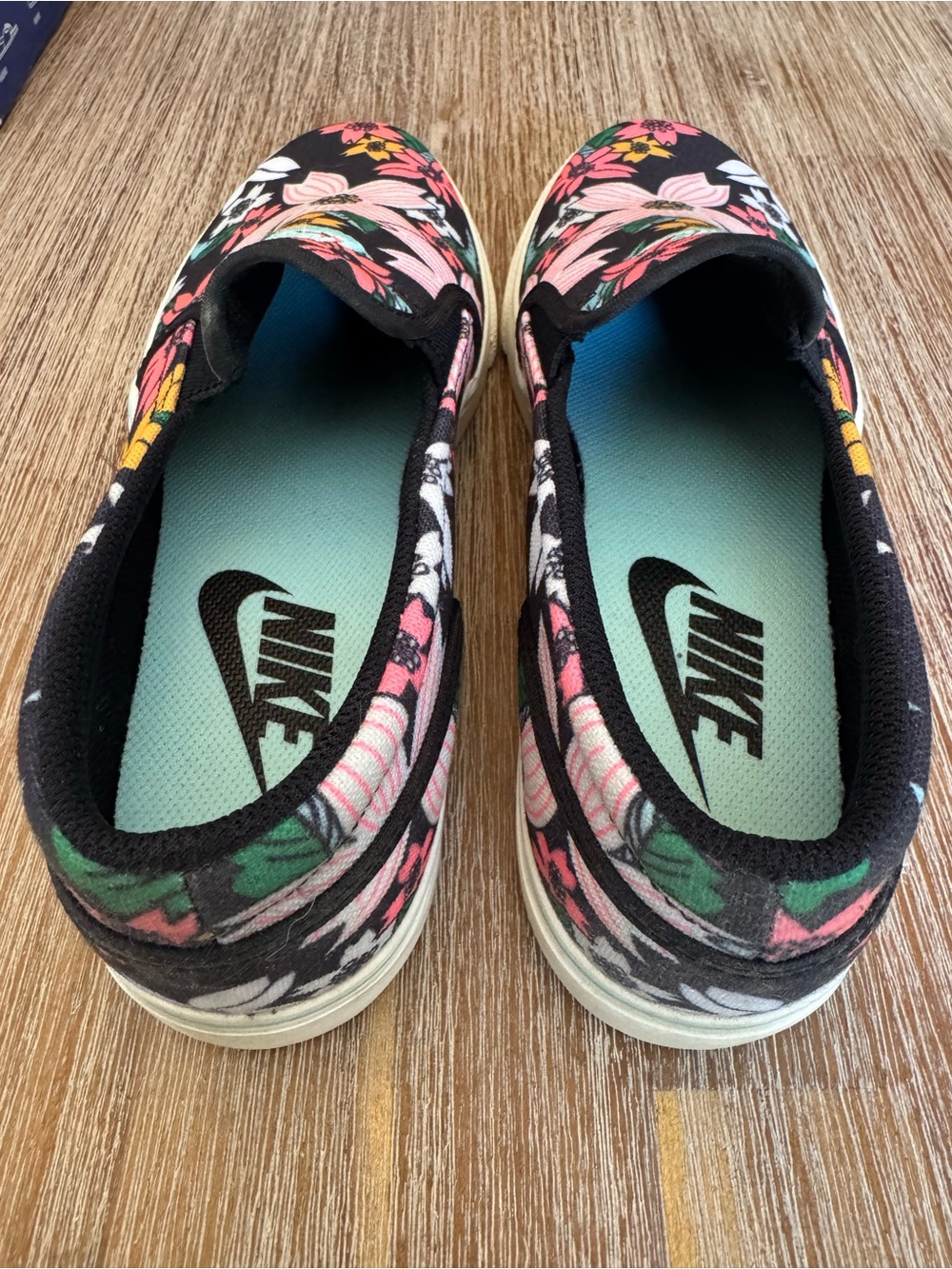 NWOB Nike floral slides, US size 8.5 - Picture 5 of 7